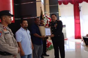 Momen HUT Bhayangkara ke-77, Polres Banggai Beri Penghargaan Kepada Personil, Mitra dan Desa