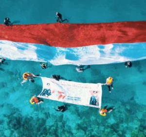 Kapolsek Luwuk Pimpin Pengibaran Bendera Merah Putih, di Pantai Wisata KM 5