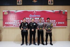 Kapolsek Bulagi Bersama Tiga Anggota, Terima Piagam Penghargaan Dari Kapolres Bangkep Pada HUT Bhayangkara Ke-77