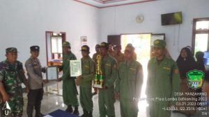 Juara Lomba Satkamling 2023, Bhabinkamtibmas Polsek Toili Serahkan Penghargaan ke Pemdes Mansahang