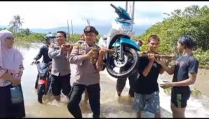 Sigap, Personel Polri Bantu Warga Terendam Banjir di Kecamatan Soyo Jaya dan Bungku Utara