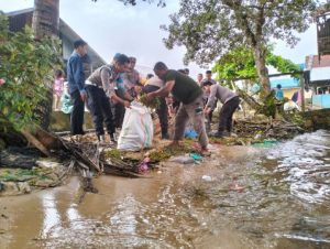 Polres Bangkep Bersama Polsek Jajaran, Bersihkan Tumpukan Sampah Disejumlah Area