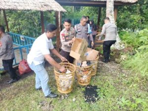 Polsek Bulagi Bersama Wisatawan, Laksanakan Pembersihan Sampah Pada Objek Wisata Danau Paisu Pok