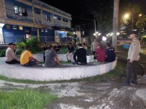 Patroli Polsek Luwuk, Sambangi Komunitas King Peace Luwuk Pada Malam Hari