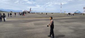 Libur Tahun Baru Islam 1445 H, Polres Banggai Pengamanan di Bandar Udara Syukuran Aminuddin Amir Luwuk