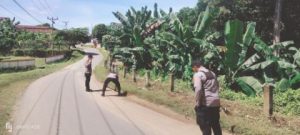 Kapolsek Bulagi Bersama Personil, Bersikan Jalan Di Seputaran Kecamatan Bulagi