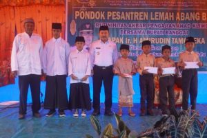 Bupati Banggai, Hadiri Acara Rutinitas Akbar Pengajian Ahad Kliwon Dirangkaikan Khitanan Massal Serta Santuni Anak Yatim Piatu