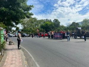 Plh Kapolsek Luwuk, Pimpin Pengamanan Unras Mahasiswa di Tugu Adipura