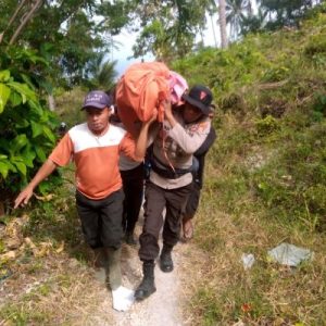 Polisi Evakuasi Mayat Pria, Yang Meninggal di Rumah Kebun Desa Tontouan
