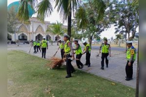 Peringati HUT Lalu Lintas ke-68, Satlantas Polres Banggai Bersihkan Tiga Rumah Ibadah