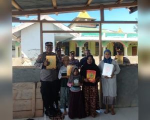 Polri Peduli Budaya Literasi, Polsek Kintom Bagikan Al-Qur’an, Iqra dan Buku Cerita