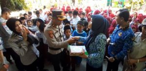 Peduli Literasi, Jajaran Polres Banggai Distribusikan 200 Buku