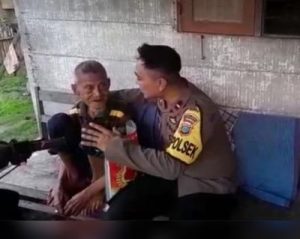Kapolsek Bulagi Bagikan 75 Paket Sembako Pada Janda Tua, Lansia Dan Orang Sakit