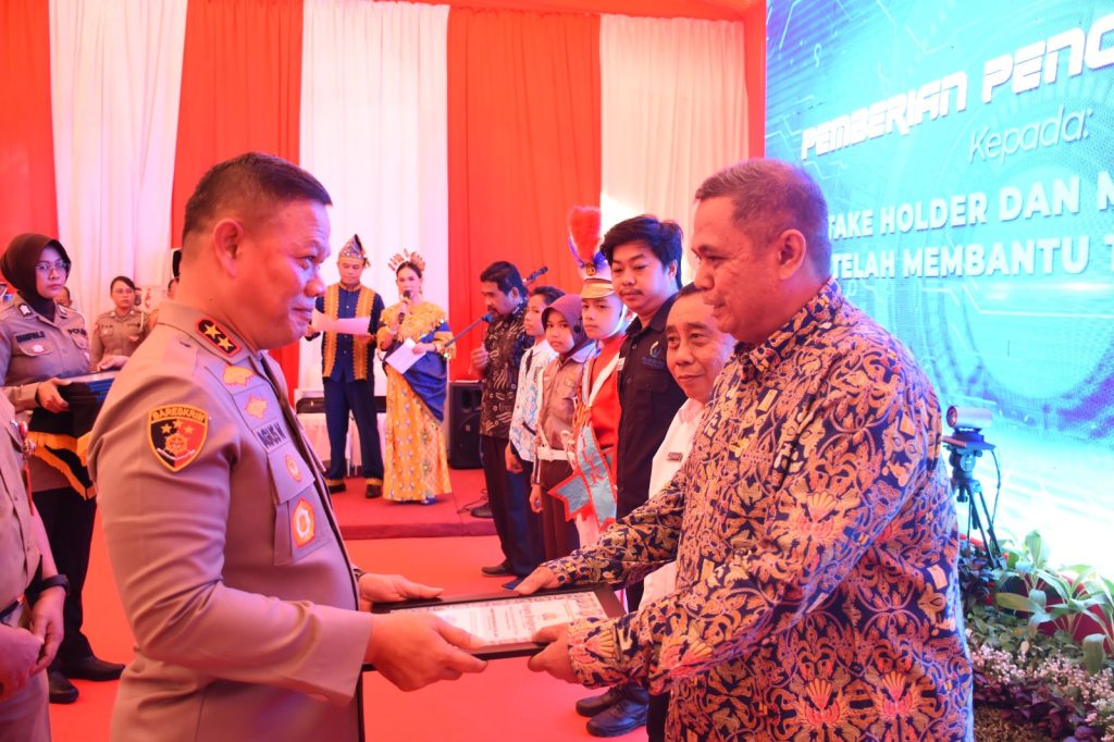 Polda Sulteng Berikan Penghargaan Tiga Stakeholder di HUT Lalu Lintas Bhayangkara Ke-68