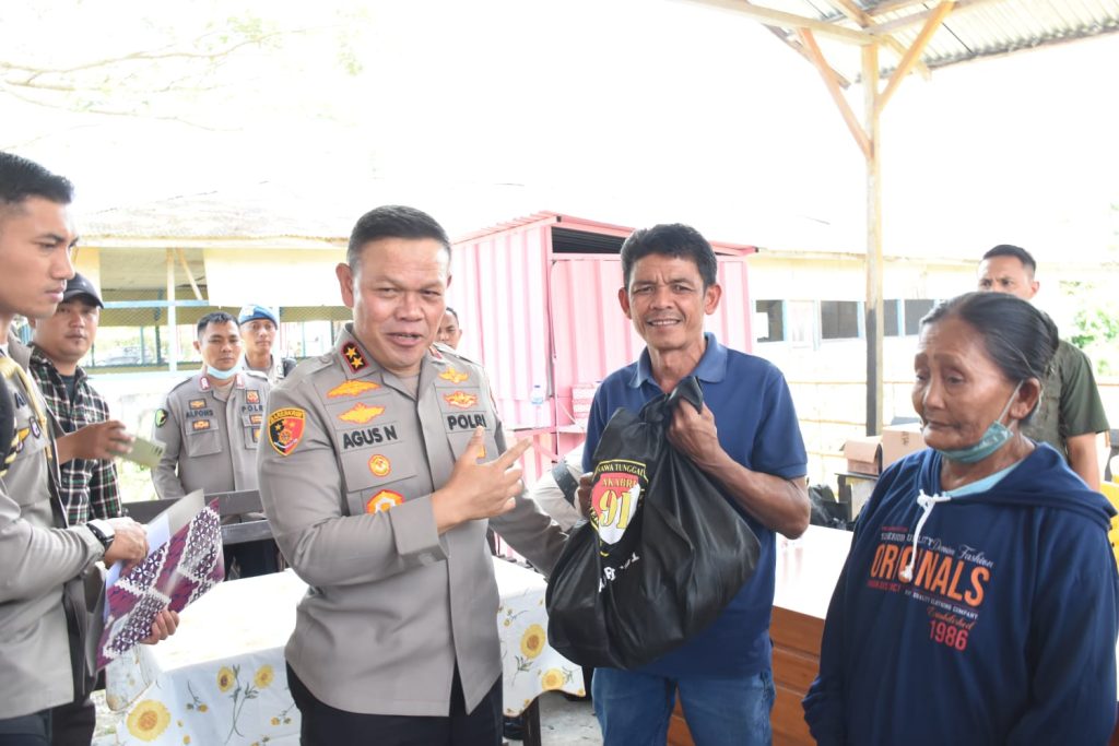 32 Tahun Pengabdian Untuk Negeri, Kapolda Sulteng serahkan bantuan di Lore Selatan Poso
