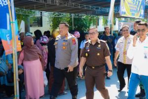 Sambut HUT Sumpah Pemuda ke-95, Kapolres Hadiri Pasar Murah Kejari Banggai