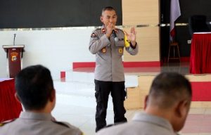 Jaga Netralitas Pemilu 2024, Kasi Humas Polres Banggai Ingatkan Anggota Berhati-hati Saat Interaksi di Medsos