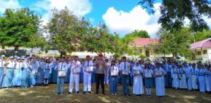Kapolsek Bulagi Jadi Pembina Upacara, Sekaligus Berikan Piagam Penghargaan Kepada Siswa Berprestasi Di SMAN 1 Bulagi