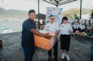 Bupati Banggai, Serahkan Bantuan Sarana Perikanan Tangkap Kepada 30 Kelompok Nelayan