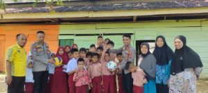Cegah Tangkal Faham Radikalisme Sejak Dini, Kapolsek Poso Pesisir Terus Lakukan Pendekatan Terhadap Siswa Siswi SD Ratalemba