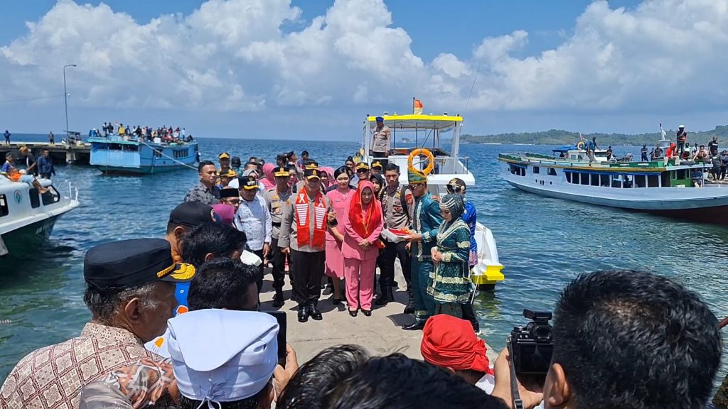 Kunker Kapolda Sulteng Ke kabupaten Banggai Laut Serahkan Bansos AKABRI 91