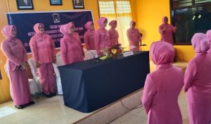 Ketua Bhayangkari Cabang Touna saat berkunjung  ke Polsek Ampana Tete