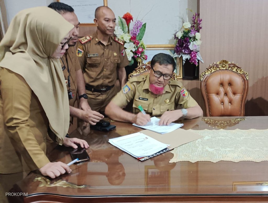 Bupati bersama Ketua KPUD dan Bawasda Kabupaten Tojo Una-Una Teken NPHD