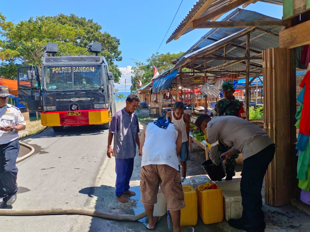 Bakti Sosial Polri, Polres Banggai Salurkan Ribuan Liter Air Bersih di Pasar NKRI Luwuk Selatan