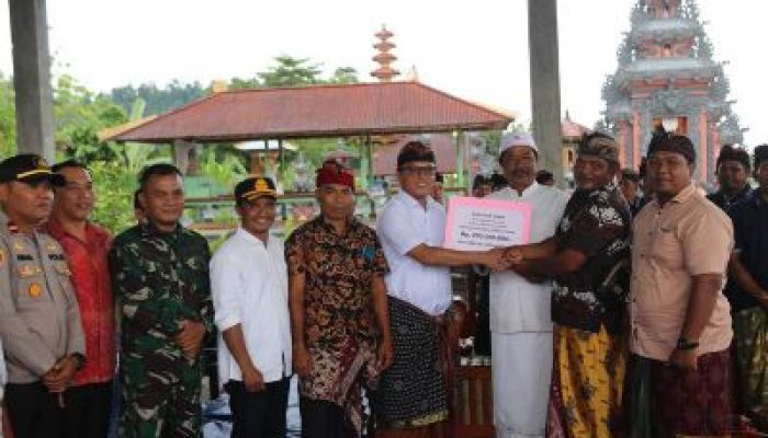 Bupati Morut Serahkan Bantuan “Gong” Untuk Umat Hindu