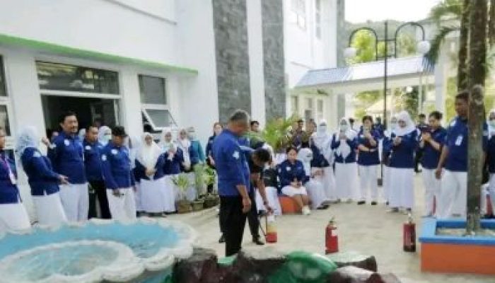Sosialisasikan Penggunaan Tabung APAR, Damkar Bangkep Hadir di RSUD Trikora