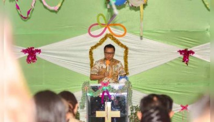 Safari Natal di Menyoe, Bupati Morut Tegaskan Pentingnya Peningkatan SDM Warga Pedalaman Melalui Jalur Pendidikan
