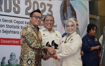 Bupati Morut, Terima Penghargaan Kategori Badan Publik Komunikatif Tahun 2023