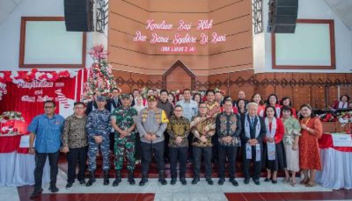 Bupati Banggai, Sebar Pesan Toleransi Pada Perayaan Natal di Sejumlah Gereja di Kota Luwuk