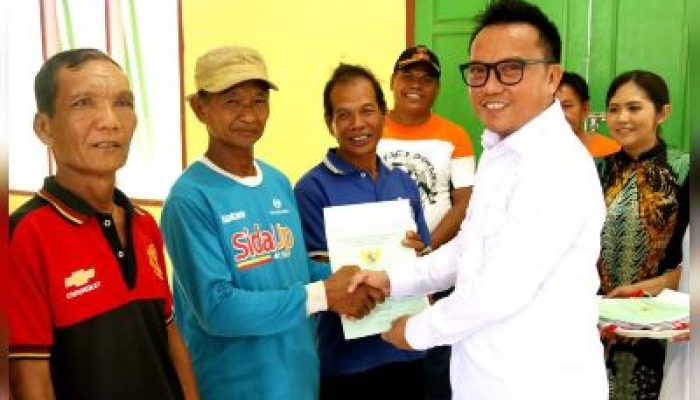 Bupati Morut Serahkan 525 Sertifikat Tanah, Kepada Masyarakat Desa Dolupo Karya