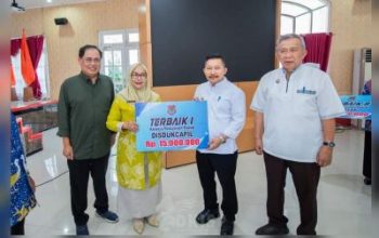 Bupati Banggai, Serahkan Penghargaan Kinerja Penyelenggaraan Pelayanan Publik dan Penghargaan KIPP Top 45