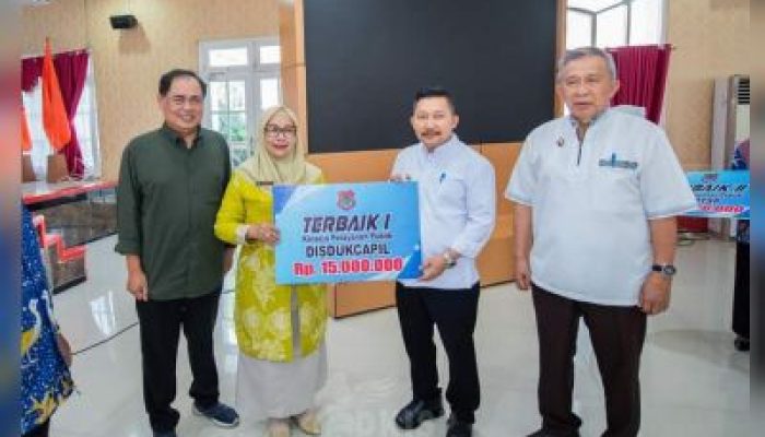 Bupati Banggai, Serahkan Penghargaan Kinerja Penyelenggaraan Pelayanan Publik dan Penghargaan KIPP Top 45
