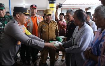 Kapolda Sumut Salurkan Bantuan dan Pastikan Pencarian Korban Longsor di Humbahas