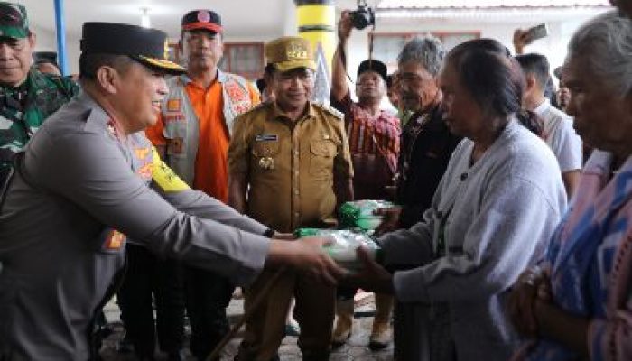 Kapolda Sumut Salurkan Bantuan dan Pastikan Pencarian Korban Longsor di Humbahas