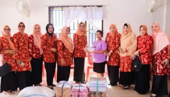 Dalam Rangka HUT Ke-24 Tahun, Dharma Wanita Banggai Anjangsana Sekaligus Menyerahkan PMTAS