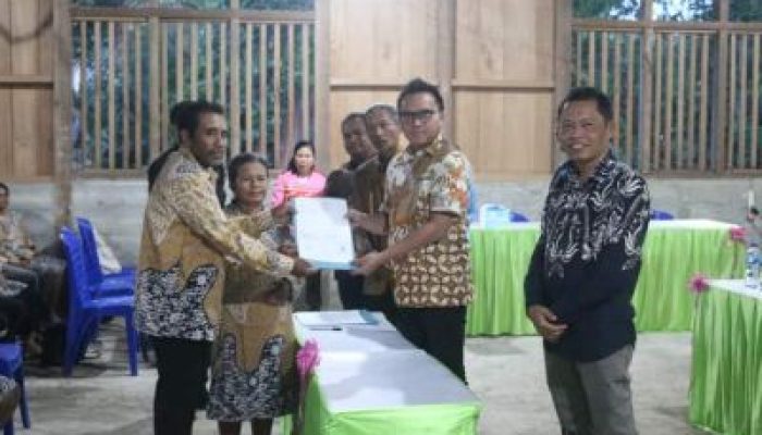 Safari Natal di Kecamatan Mamosalato, Bupati Morut Serahkan Akte Perkawinan Massal