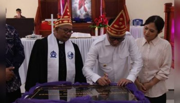 Rayakan HUT Ke-105 Jemaat Sion, Bupati Delis Resmikan Gereja di Tontowea