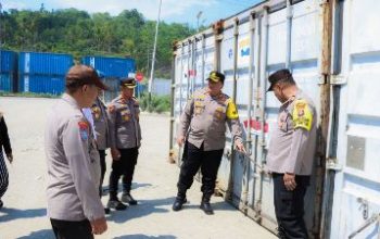 Kapolres Banggai Cek Logistik Pemilu 2024 di Pelabuhan Hingga Gudang KPU