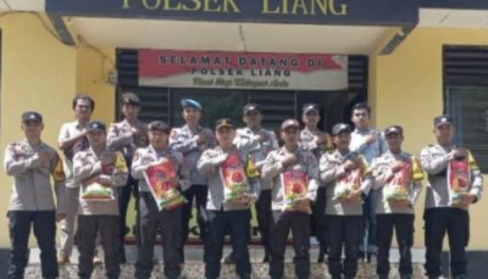 Polsek Liang Bagikan 50 Paket Sembako, Pada Masyarakat Dalam Program Baksos Di Awal Tahun 2024