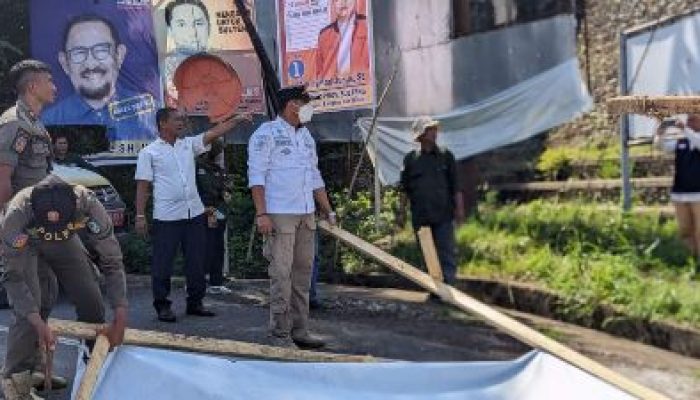 Bawaslu Bangkep Bersama Pol PP Dan Dishub, Adakan Penertiban APK Baliho Yang di Pasang Ditempat Yang Dilarang