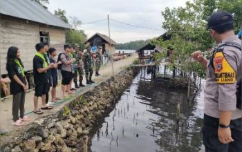Dalam Rangka Hari Lingkungan Hidup, Kapolsek Liang Pimpin Pembersihan Pantai di Desa Mamulusan