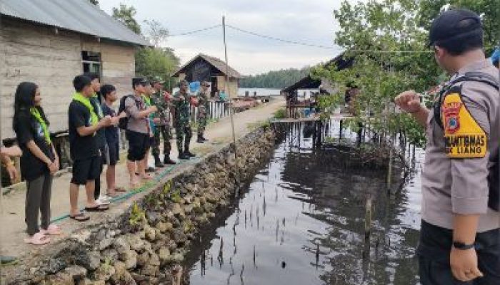 Dalam Rangka Hari Lingkungan Hidup, Kapolsek Liang Pimpin Pembersihan Pantai di Desa Mamulusan