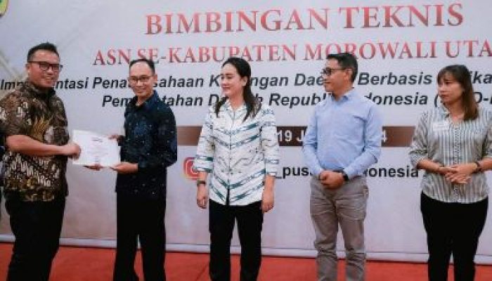 Bupati Delis J. Hehi Tutup Bimtek Penatausahaan Keuangan Daerah Berbasis Aplikasi SIPD RI