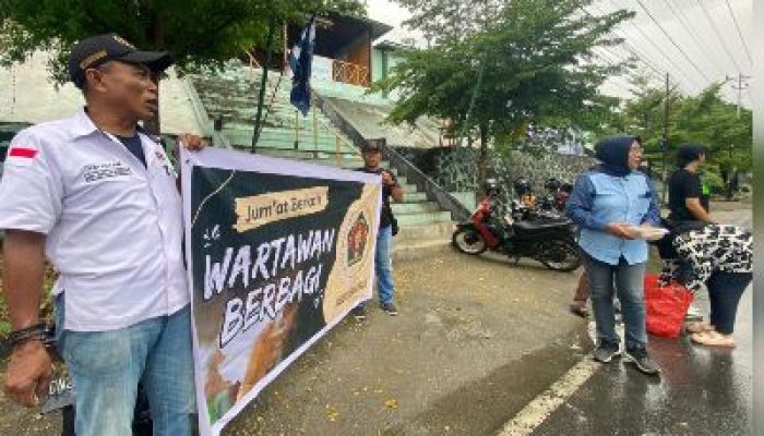 Jurnalis Luwuk Bersama Kasat Intel Polres Banggai, Berbagi Nasi Kotak di Jumat Berkah