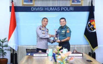 Kadiv Humas Terima Kunjungan Kapuspen TNI, Sinergitas Kunci Lewati Tantangan
