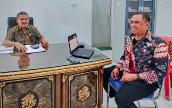 ADD Morut Naik Rp 13,9 M, Bupati Delis Langsung Naikkan Honor Linmas dan Lembaga Adat Desa